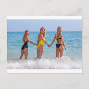 Drie blonde meisjes in zee.JPG Briefkaart