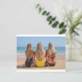 Drie blonde nederlandse meisjes zitten op het stra briefkaart (Staand voorkant)