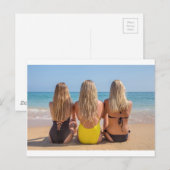 Drie blonde nederlandse meisjes zitten op het stra briefkaart (Voorkant / Achterkant)