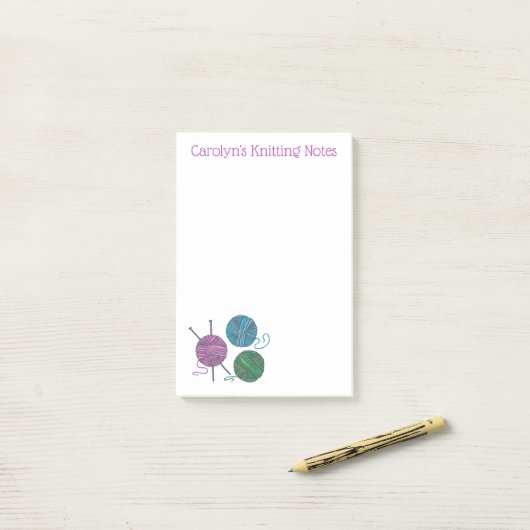 Drie bollen van breinaalden van garen, gepersonali post-it® notes (Op bureau)