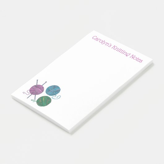 Drie bollen van breinaalden van garen, gepersonali post-it® notes (Schuin)
