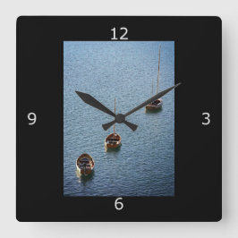 Drie boten op het water vierkante klok