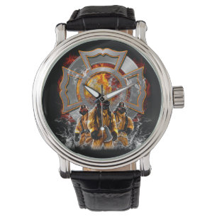 Drie brandweerlieden bekijken zwarte achtergrond horloge