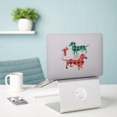 Drie Buffalo Plaid Dachshund Stickers (Laptop op bureau)