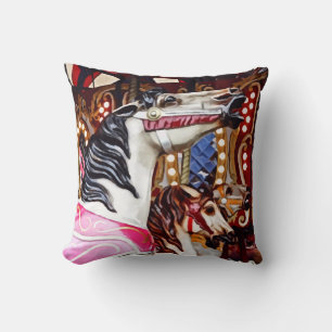 Drie carrouselpaarden dicht bij elkaar kussen