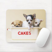 Drie chihuahua-puppies in taarttin muismat (Met muis)