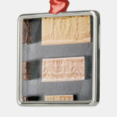 Drie cilinderzegels met indrukking metalen ornament (Links)