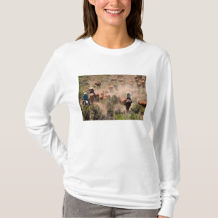 Drie cowboys en cowgirls die vee drijven t-shirt