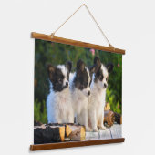 Drie Cute Papillon-Puppies op een tuinbank Hangend Wandkleed (Gebogen)