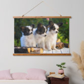 Drie Cute Papillon-Puppies op een tuinbank Hangend Wandkleed (Slaapkamer)