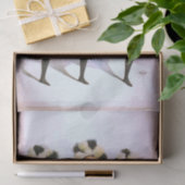 Drie dansende vrouwen in rode kostuums en veren tissuepapier (Geschenk)