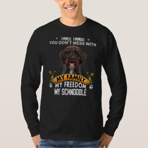 Drie dingen die je niet met Schnoedle Dog vermaak T-shirt