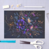 Drie donkere bloemen bestrooid met gouden vonken tissuepapier (Craft)