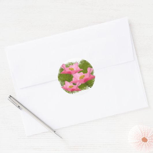 Drie drijvende roze papavery close-up ronde sticker (Envelop)