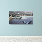 Drie F-16-strijders tegen valken vliegen in format Canvas Afdruk (Insitu (Houten vloer))