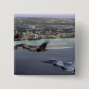 Drie F-16-strijders tegen valken vliegen in format Vierkante Button 5,1 Cm