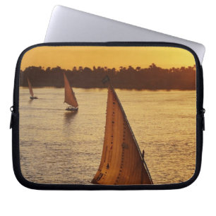 Drie falukas met toeristen op de Nijl bij Laptop Sleeve