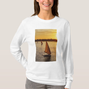 Drie falukas met toeristen op de Nijl bij T-shirt