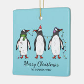 Drie feestelijke kerstpinguïns met aangepaste teks keramisch ornament (Links)