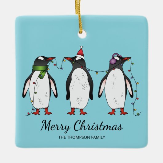 Drie feestelijke kerstpinguïns met aangepaste teks keramisch ornament (Voorkant)