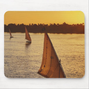 Drie feodka's met bliksem op de Nijlrivier Muismat