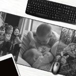 Drie foto zwart-wit bureaumat<br><div class="desc">Of u nu op zoek bent naar een doordacht cadeau voor de grootouders of op zoek bent naar een persoonlijk karakter aan uw eigen bureau, deze stijlvolle zwart-witte foto collage bureaumat is een perfecte keuze voor uzelf of uw geliefden. Vier de band van je familie door je favoriete drie foto's...</div>