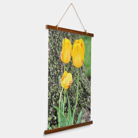 Drie gele tulpen / hangend wandkleed (Gebogen)