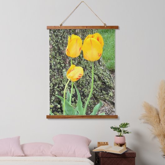 Drie gele tulpen / hangend wandkleed (Slaapkamer)