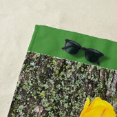 Drie gele tulpen / strandlaken (In situ)