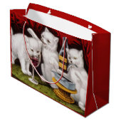 Drie gelukkige kittens op het feest groot cadeauzakje (Achterkant Gekanteld)