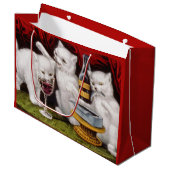 Drie gelukkige kittens op het feest groot cadeauzakje (Voorkant Gekanteld)