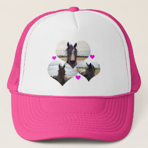 Drie gespeende paarden in liefdesharten, roze trucker pet
