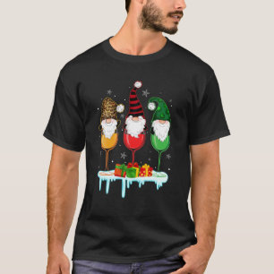 Drie glazen Drink met kerstcadeautjes voor wijn T-shirt