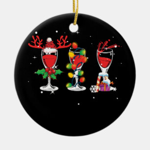 Drie glazen kerstkerstman met rode wijn keramisch ornament