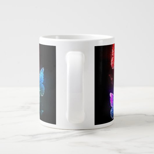 Drie gloeiende vlinders op een nachtachtergrond grote koffiekop (Achterkant)