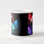 Drie gloeiende vlinders op een nachtachtergrond grote koffiekop (Voorkant)