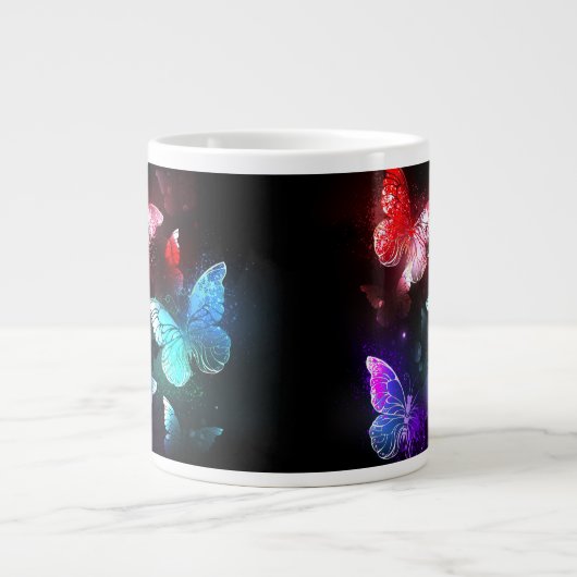 Drie gloeiende vlinders op een nachtachtergrond grote koffiekop (Voorkant)