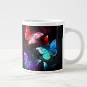 Drie gloeiende vlinders op een nachtachtergrond grote koffiekop (Rechts)