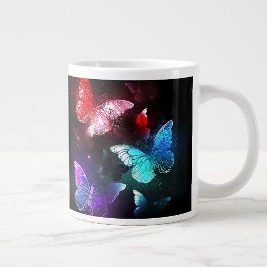 Drie gloeiende vlinders op een nachtachtergrond grote koffiekop (Rechts)