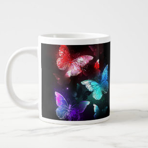 Drie gloeiende vlinders op een nachtachtergrond grote koffiekop