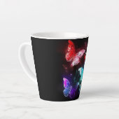 Drie gloeiende vlinders op een nachtachtergrond latte mok (Linkerhoek)