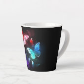 Drie gloeiende vlinders op een nachtachtergrond latte mok (Rechterhoek)