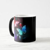 Drie gloeiende vlinders op een nachtachtergrond magische mok (Voorkant links)