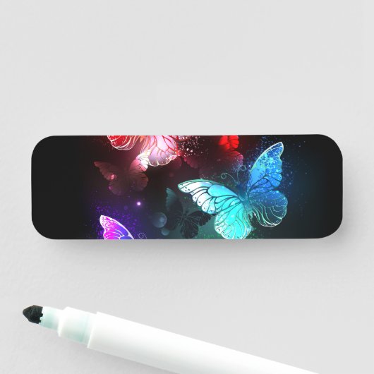 Drie gloeiende vlinders op een nachtachtergrond naamplaatje (In situ)