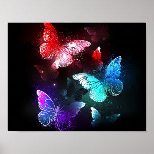 Drie gloeiende vlinders op een nachtachtergrond poster