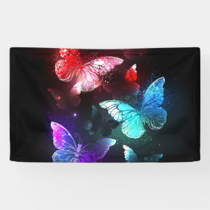 Drie gloeiende vlinders op een nachtachtergrond spandoek