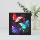 Drie gloeiende vlinders op nachtelijke achtergrond advieskaart (Staand voorkant)