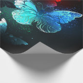 Drie gloeiende vlinders op nachtelijke achtergrond cadeaupapier (Hoek)