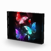 Drie gloeiende vlinders op nachtelijke achtergrond fotoblokken (Rechts)