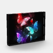 Drie gloeiende vlinders op nachtelijke achtergrond fotoblokken (Links)